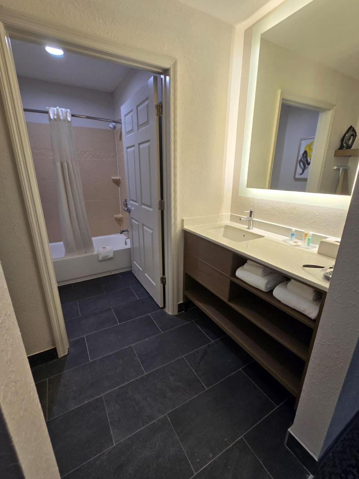 Comfort Inn & Suites Savannah Bagian luar foto