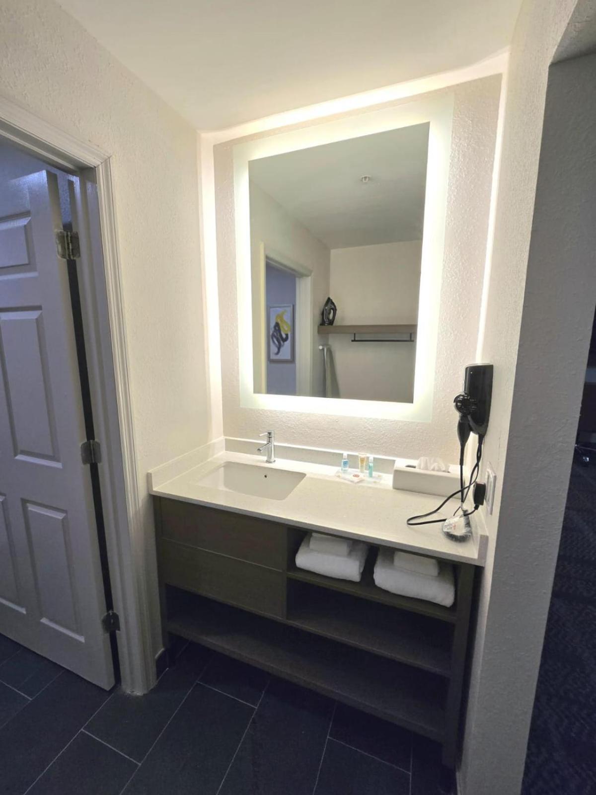 Comfort Inn & Suites Savannah Bagian luar foto
